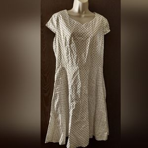 Plus size 2xl dress tells polka dot